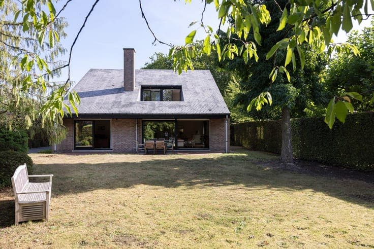 Uiterst residentieel gelegen alleenstaande woning.