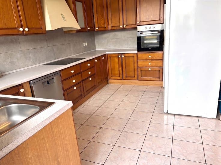 6 to 8 bed house of ...m2 with great conversion potential