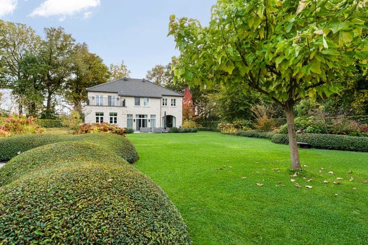 Exclusive villa of approximately 397m² on a beautifully lan