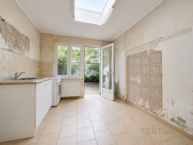3-bedroom house to renovate with outdoor space