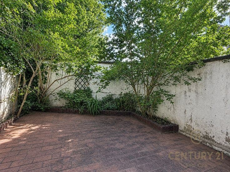 3-bedroom house to renovate with outdoor space