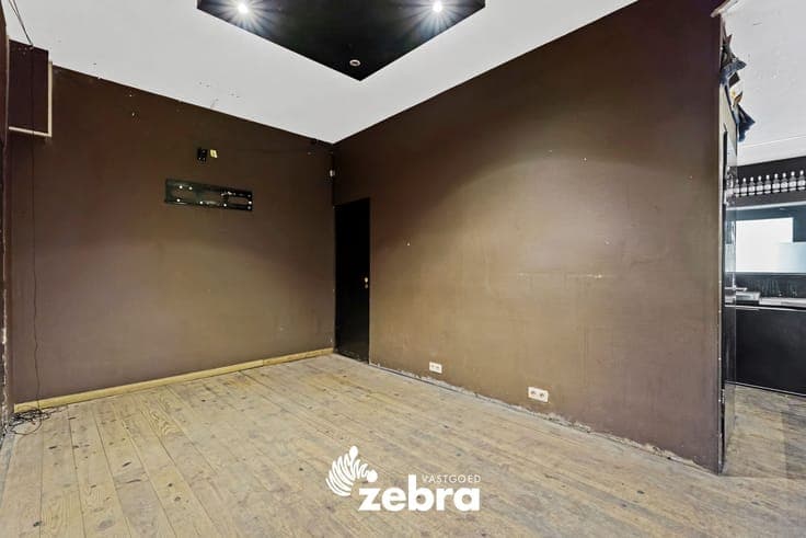 Ruim handelspand met duplex-appartement gelegen op een co...