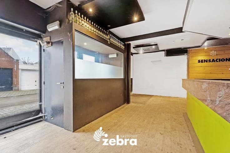 Ruim handelspand met duplex-appartement gelegen op een co...