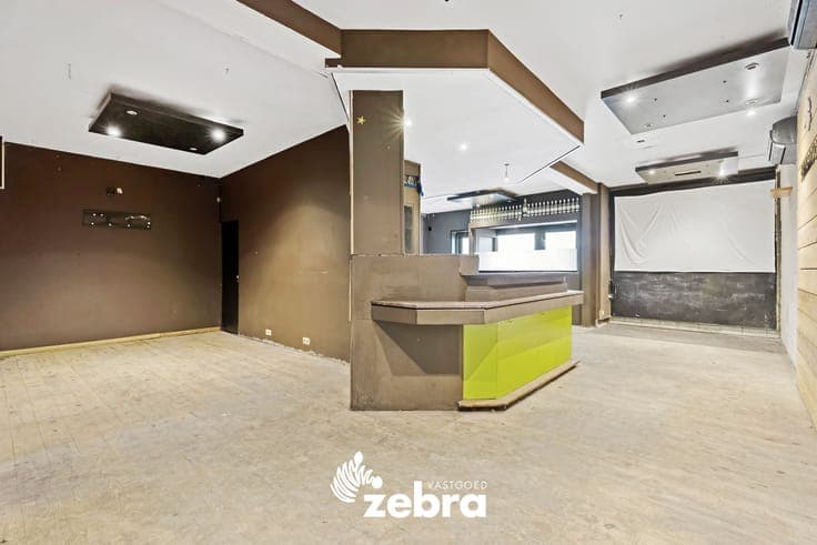 Ruim handelspand met duplex-appartement gelegen op een co...