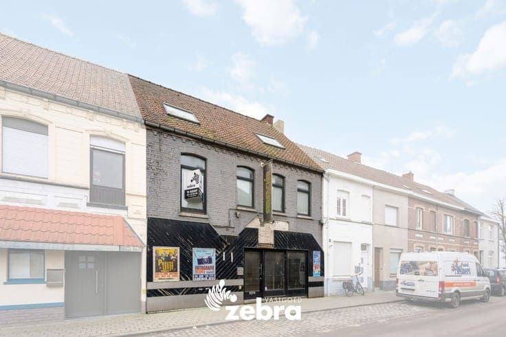 Ruim handelspand met duplex-appartement gelegen op een co...