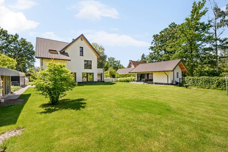 Very recently built energy-efficient villa with outbuilding