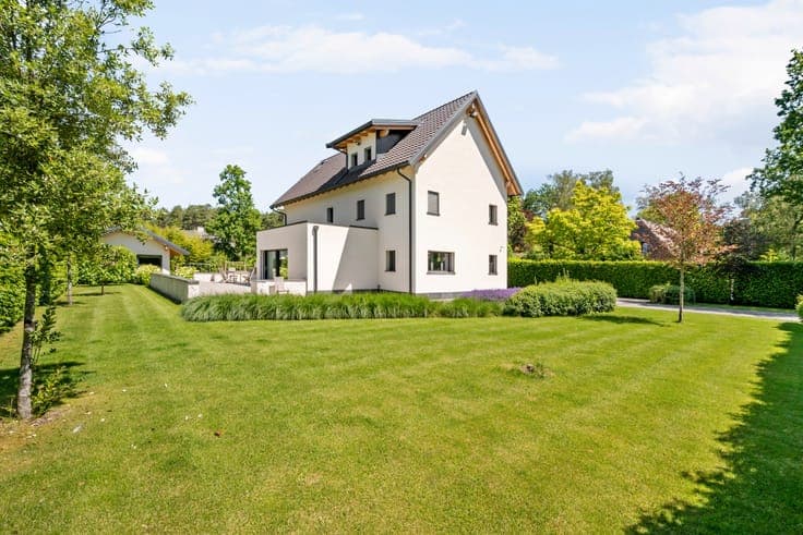 Very recently built energy-efficient villa with outbuilding