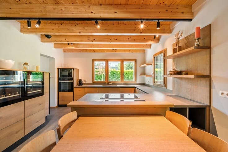 Very recently built energy-efficient villa with outbuilding