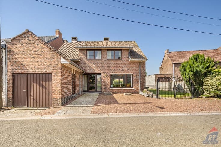 Rustig gelegen halfopen bebouwing met ruime tuin en tal v...