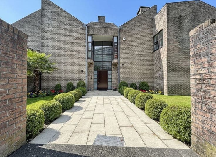 EXCEPTIONAL VILLA WITH GARAGE & GARDEN