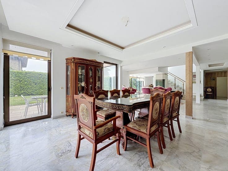 EXCEPTIONAL VILLA WITH GARAGE & GARDEN