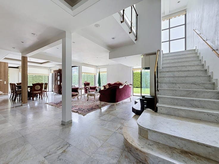EXCEPTIONAL VILLA WITH GARAGE & GARDEN