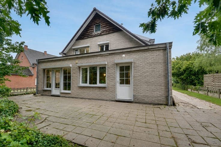 DEGELIJKE WONING BOORDEVOL POTENTIEEL IN DOODLOPENDE STRAAT