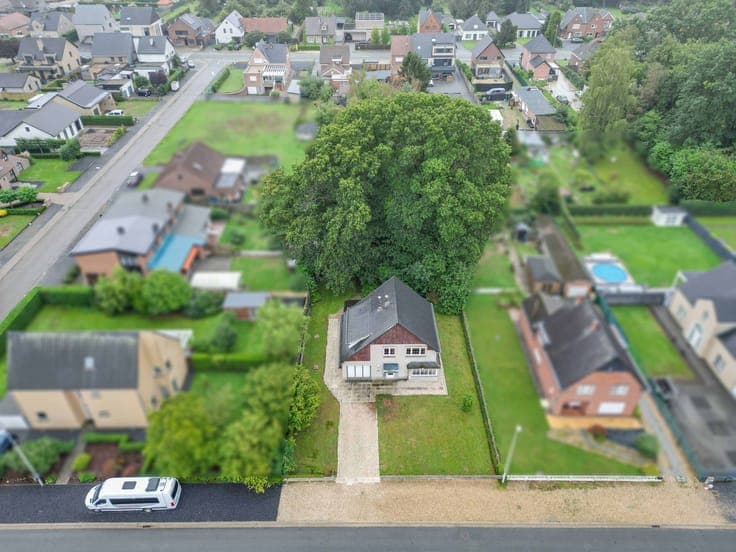 DEGELIJKE WONING BOORDEVOL POTENTIEEL IN DOODLOPENDE STRAAT