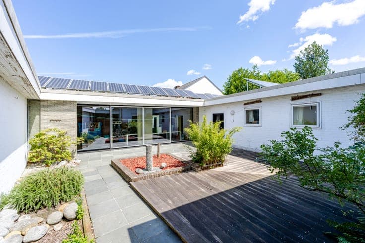 Architectural residence with a unique living concept and ver