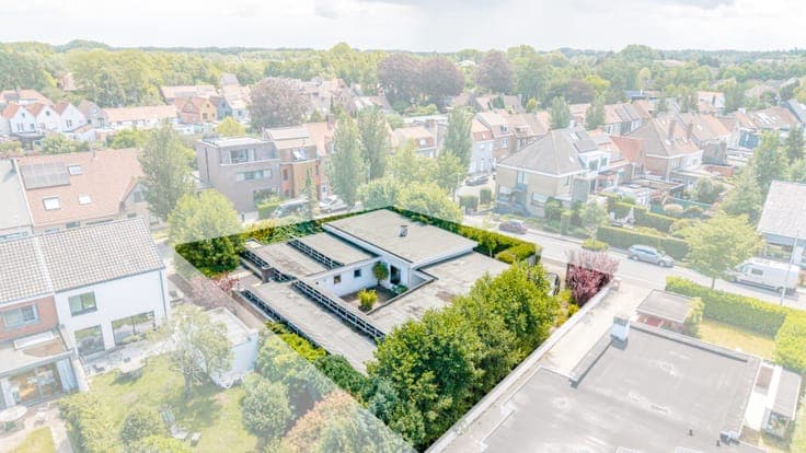 Architectural residence with a unique living concept and ver