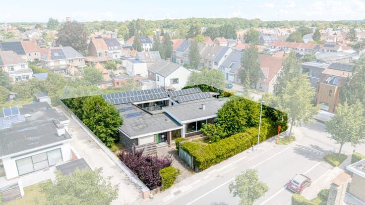 Architectural residence with a unique living concept and ver