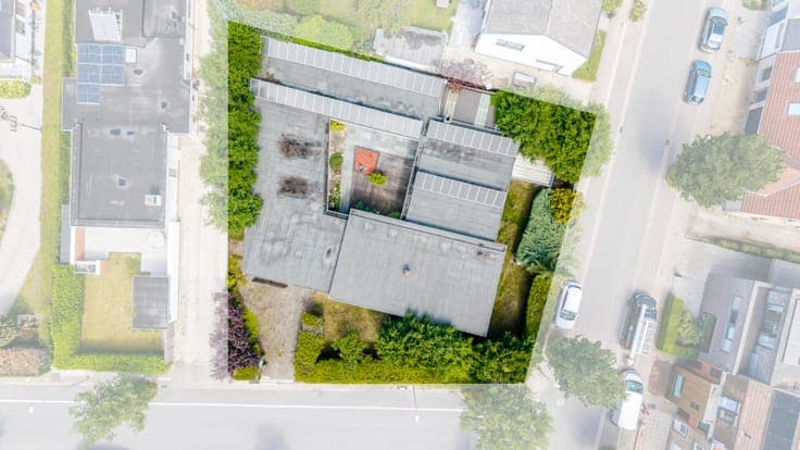 Architectural residence with a unique living concept and ver