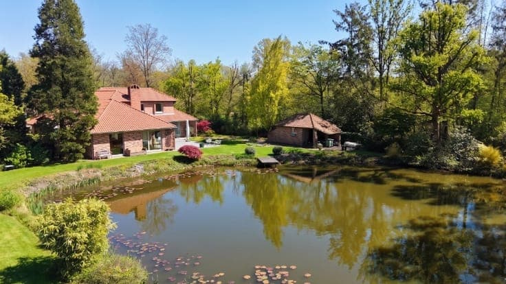 Exclusief gelegen villa van 345m² op 30 are met grote vij...