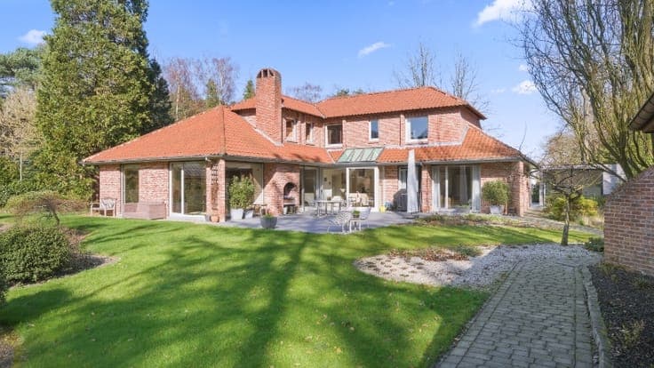 Exclusief gelegen villa van 345m² op 30 are met grote vij...