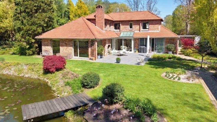 Exclusief gelegen villa van 345m² op 30 are met grote vij...