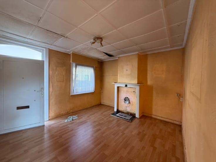 Te renoveren rijwoning met uitgang achteraan!