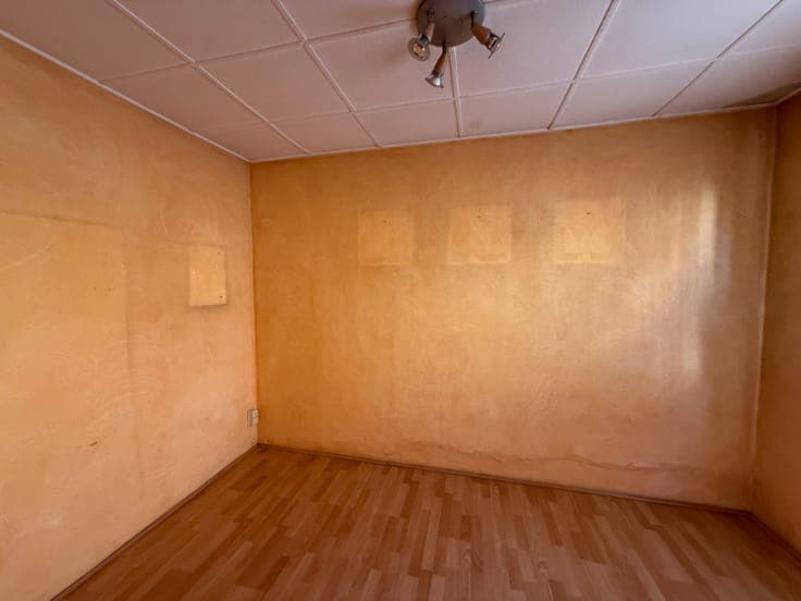 Te renoveren rijwoning met uitgang achteraan!