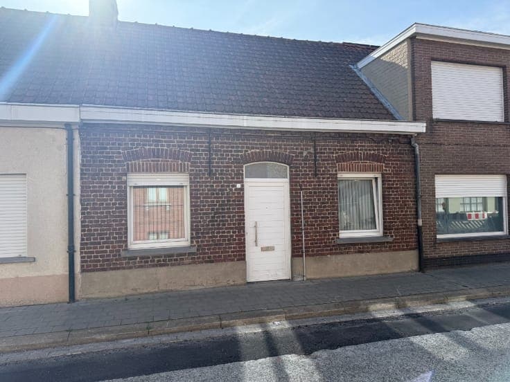 Te renoveren rijwoning met uitgang achteraan!