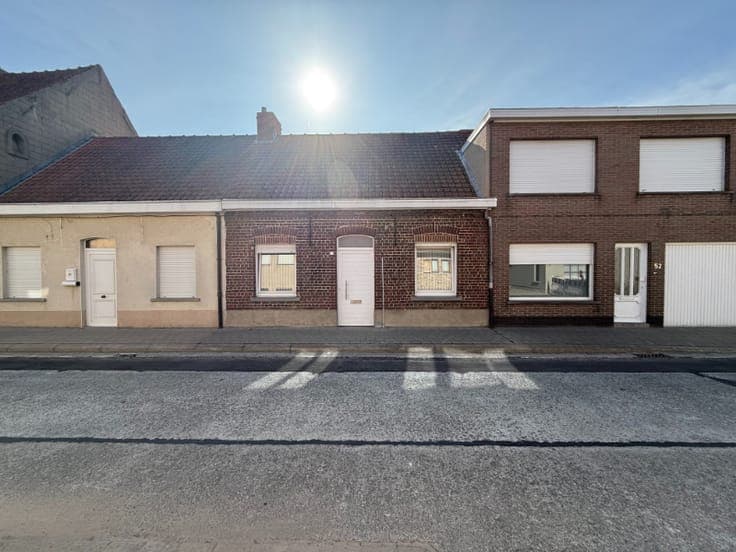 Te renoveren rijwoning met uitgang achteraan!