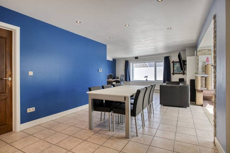 Spacious home with studio, garage and three bedrooms!