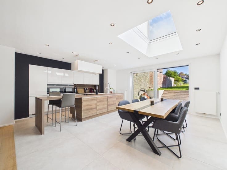 Renovated 3-Bedroom House with TERRACE & GARDEN