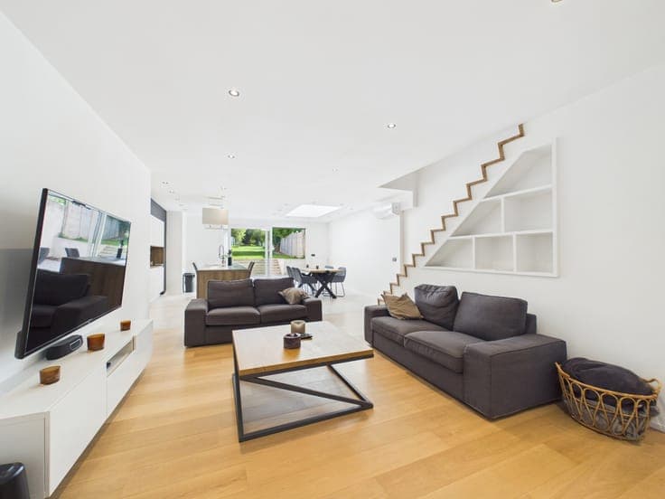 Renovated 3-Bedroom House with TERRACE & GARDEN