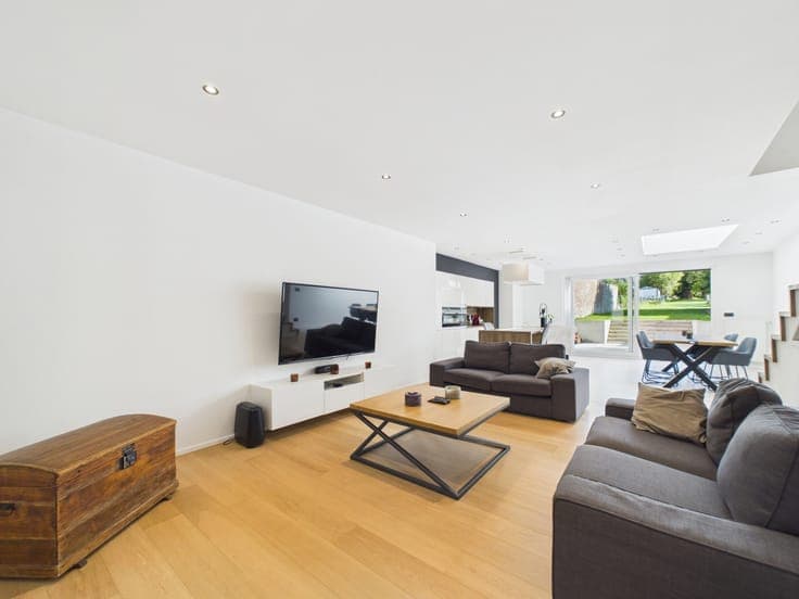 Renovated 3-Bedroom House with TERRACE & GARDEN