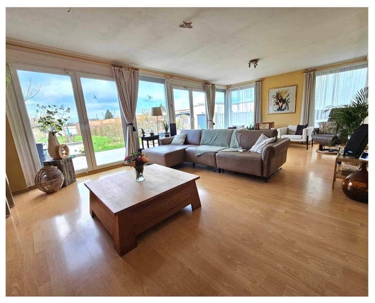 Bright family home with 5 bedrooms and large garden