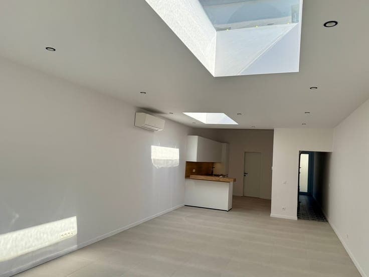 RUIME, VOLLEDIG GERENOVEERDE WONING MET 3 SLPKS