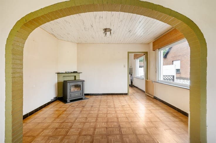 Bescheiden, grondig te moderniseren woning te Onze-Lieve-Vro