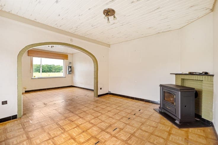 Bescheiden, grondig te moderniseren woning te Onze-Lieve-Vro