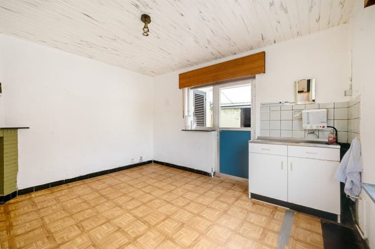 Bescheiden, grondig te moderniseren woning te Onze-Lieve-Vro