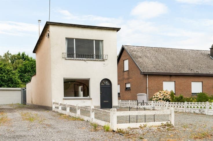 Bescheiden, grondig te moderniseren woning te Onze-Lieve-Vro