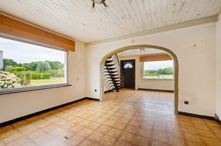 Bescheiden, grondig te moderniseren woning te Onze-Lieve-Vro