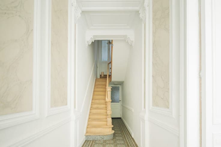 A preserved townhouse with a patio and a roof terrace