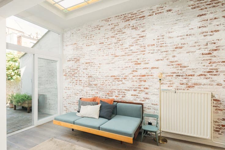 A preserved townhouse with a patio and a roof terrace