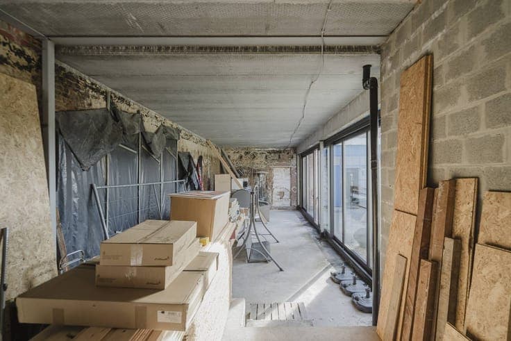 Investment property with business, 2 apartments and warehous
