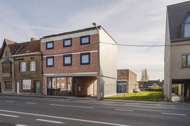 Investment property with business, 2 apartments and warehous