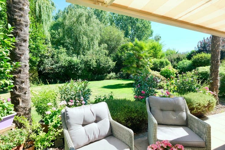 Magnificent detached villa with garden and garage!