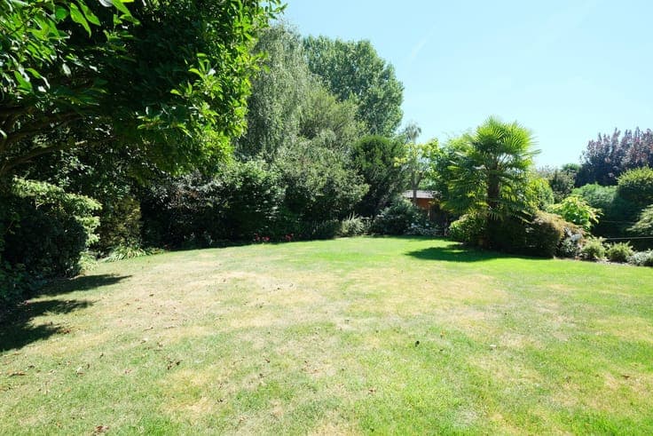 Magnificent detached villa with garden and garage!