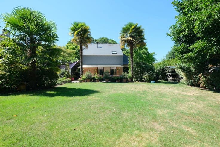 Magnificent detached villa with garden and garage!