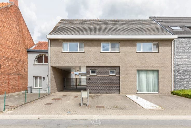 Instapklare gezinswoning met ruim magazijn