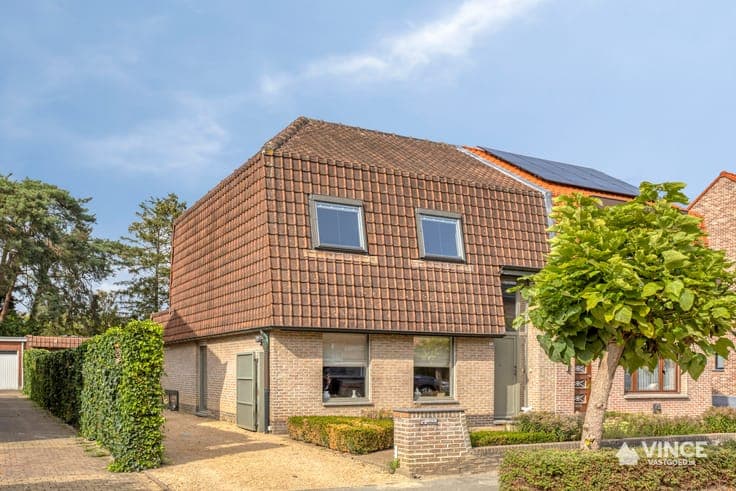 Instapklare, half-open woning met tuin in hartje Mariaburg