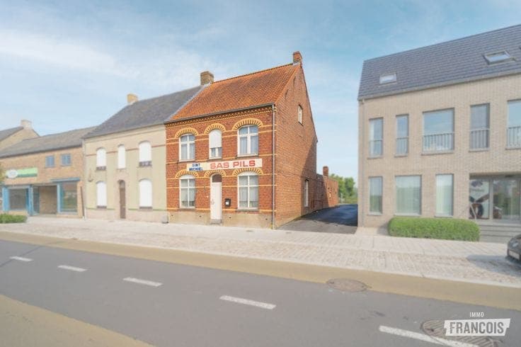 Spacious, semi-detached home in need of renovation in Boezinge